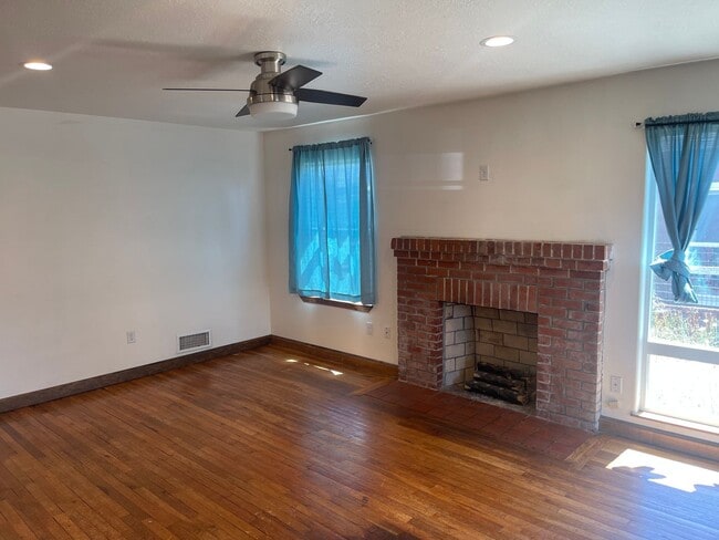 Building Photo - Two Bedroom Home!