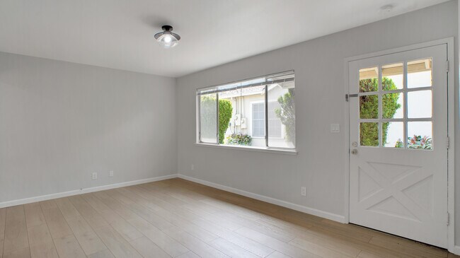 Building Photo - 352 Tyrella Ave
