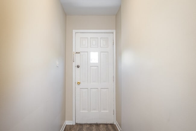 Building Photo - UPDATED TWO BEDROOM TOWNHOME IN NORTHEAST ...
