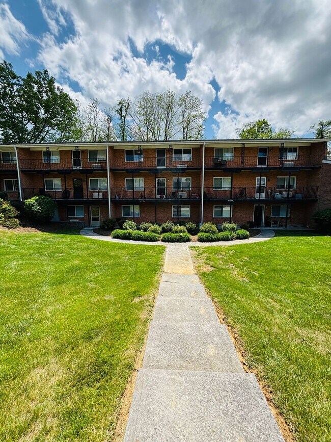Building Photo - 1 Bedroom, 1 Bath Apartment