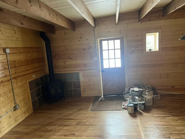 Building Photo - Secluded Creekside One Bedroom