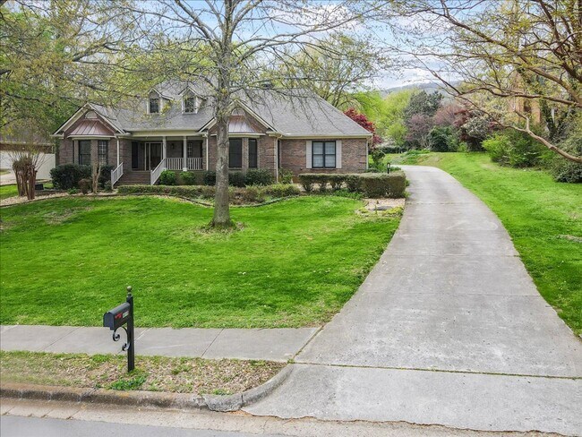 Foto del edificio - Stunning 3 bed 2.5 bath home in Cove Creek subdivision!