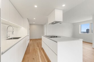 Building Photo - 3460 Rue Peel
