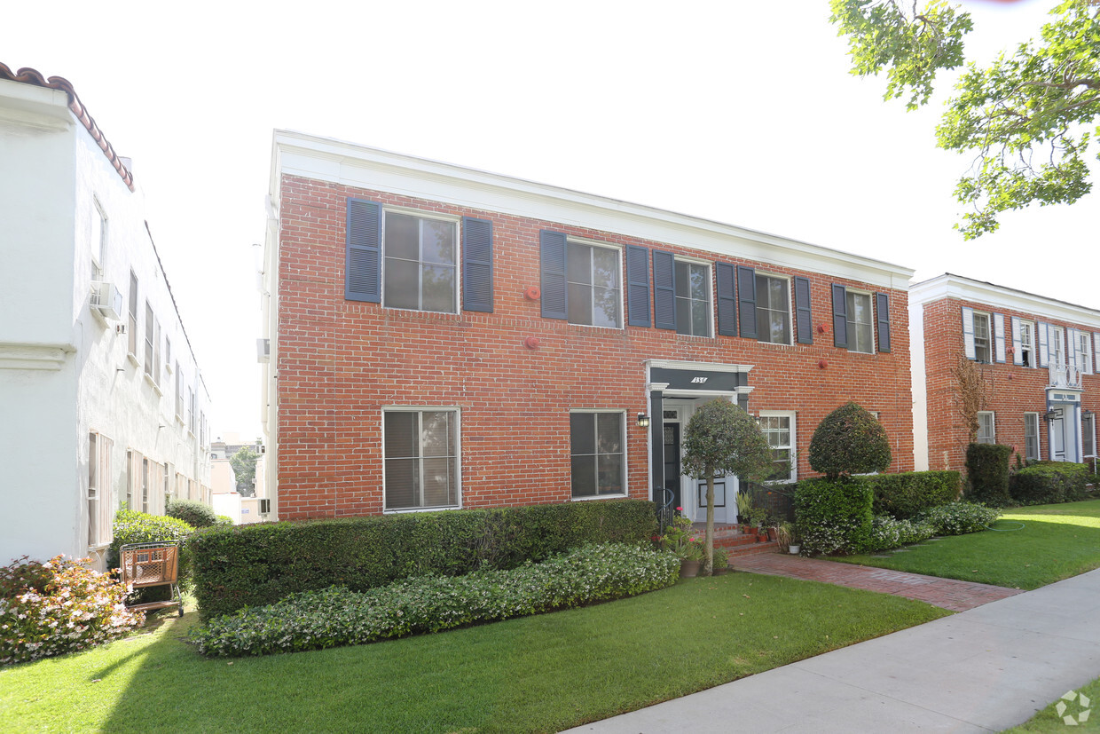 Primary Photo - 136 S Canon Dr