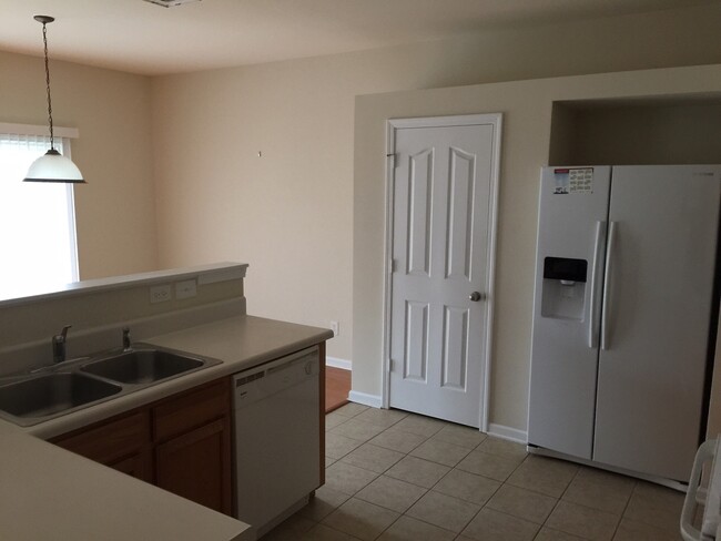 Building Photo - Three Bedroom in Canterfield Estates of Ha...