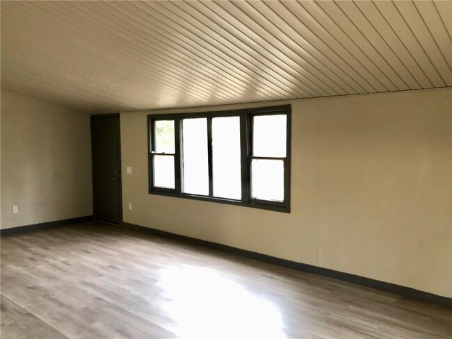 Building Photo - 1560 Greenlawn Dr