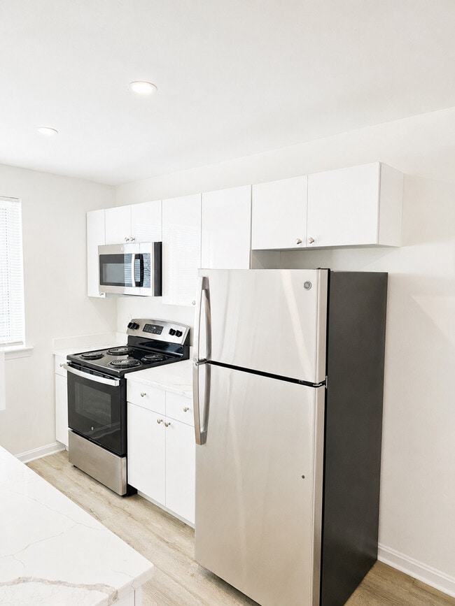 Apt 208- Modern Kitchen - New Country Club Estates