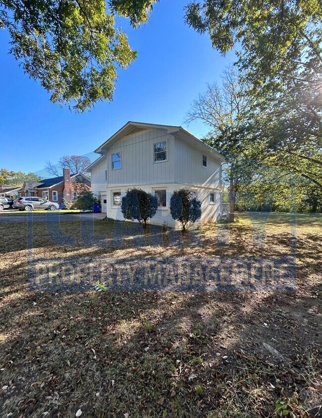 Foto del edificio - Charming two story home with garage and la...