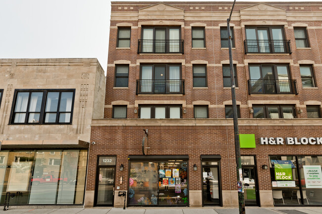 Foto del edificio - 1232 N Milwaukee Ave