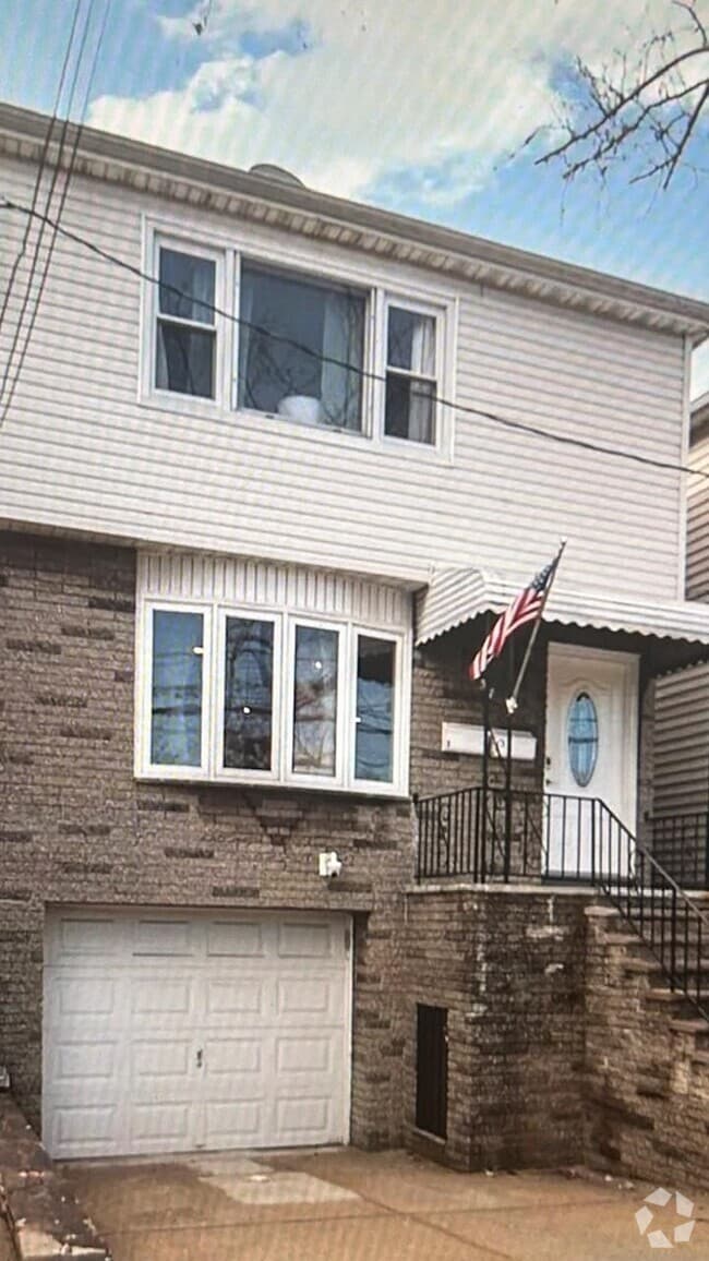 Building Photo - 157 Roosevelt Ave