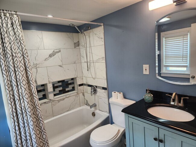 Building Photo - Cute Renovated 2 Bedroom Home with Huge Garage on large lot!