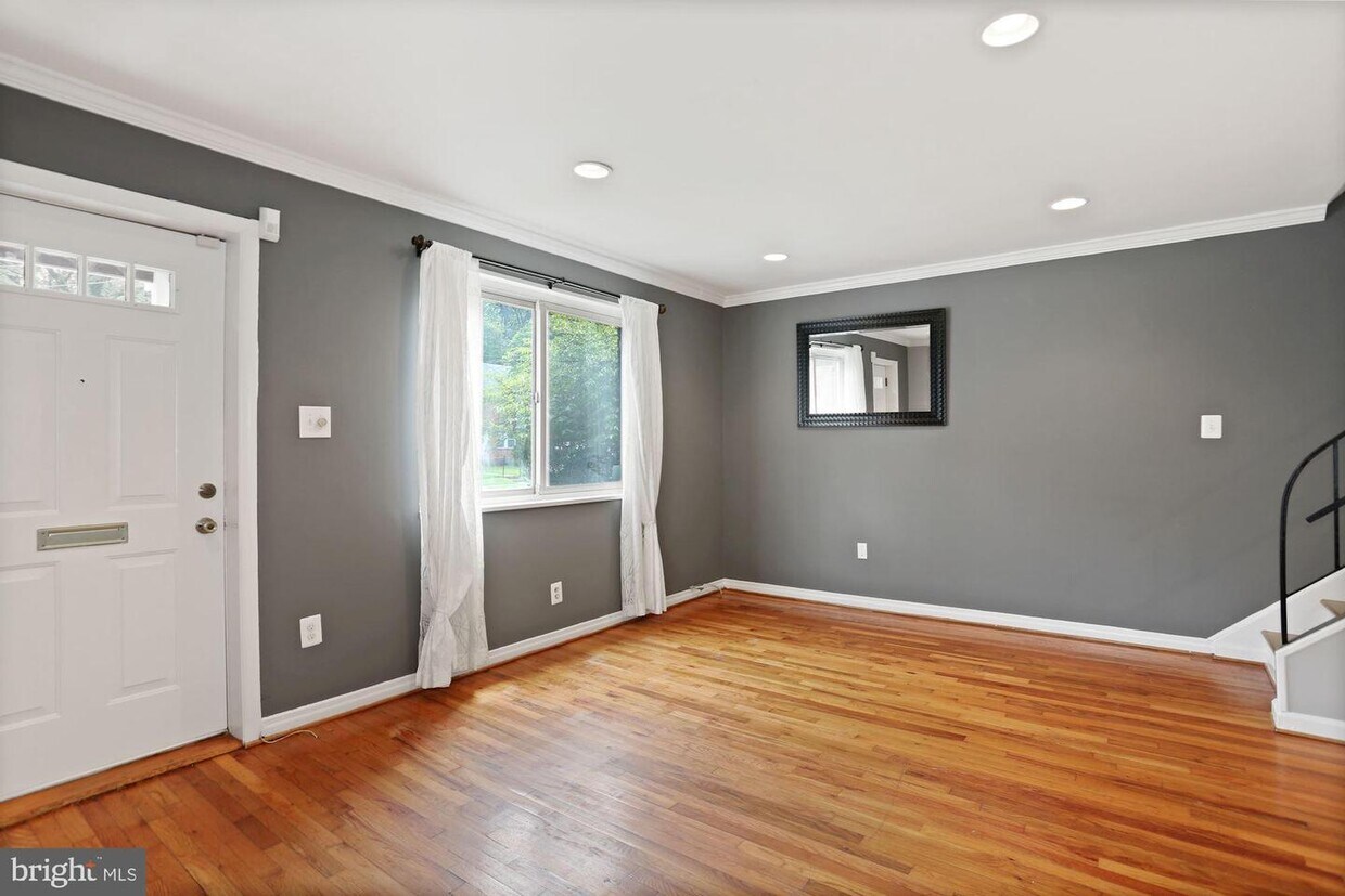Primary Photo - 6104 Longfellow St