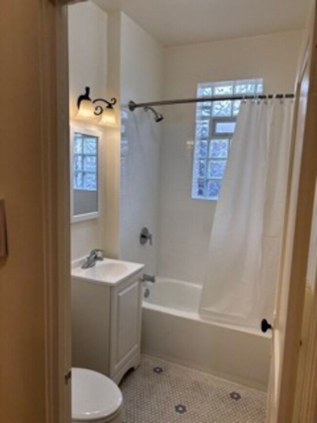 Foto del edificio - Wrigley Field Just A Mile Away - One Bedroom