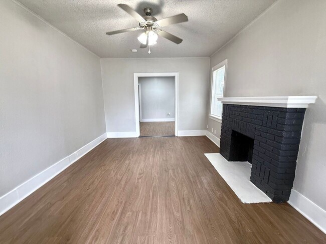 Building Photo - Large 2BD 1BA Duplex with Located in Histo...