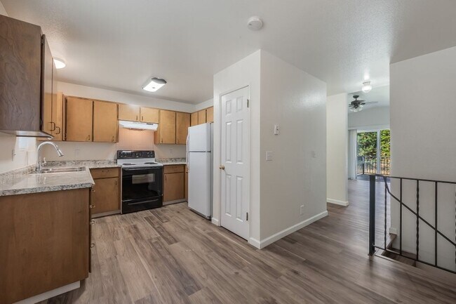 Foto del edificio - 2 bed 1.5 townhome with fenced yard