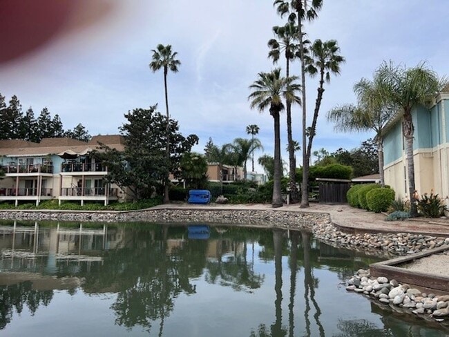 Foto del edificio - Lakeside living on Greenhaven, Sparkling Pool and covered parking