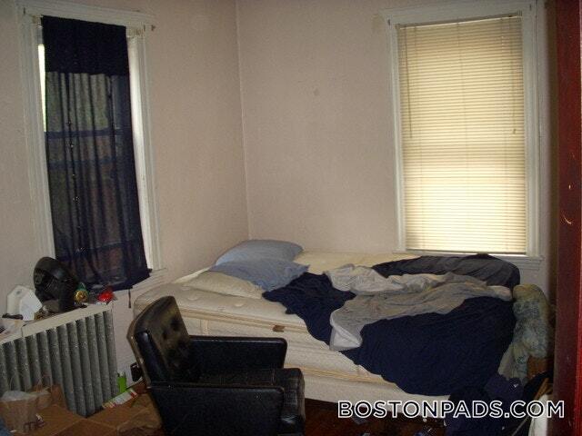 Building Photo - 208 Kelton St