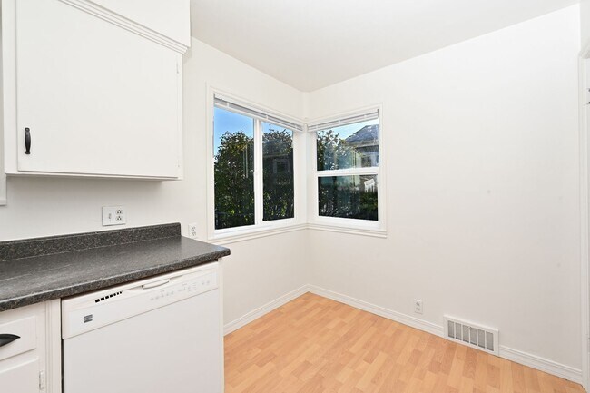 Foto del edificio - 3 Bedroom Home in Rainer Beach - Beautiful view over Lake Washington