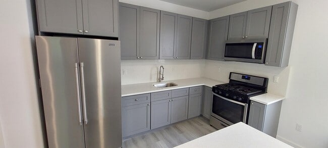 Building Photo - 273 Oak St