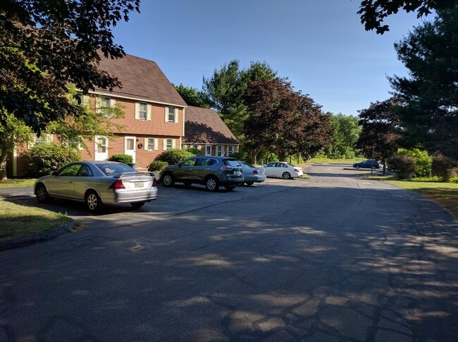 Building Photo - Spacious 2 Bedroom  Condo With Large Finis...