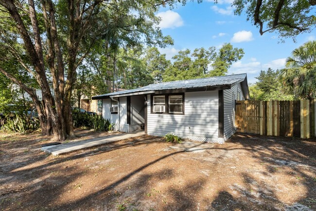 Building Photo - 3bdrm/1bath Home with large fenced yard  *...