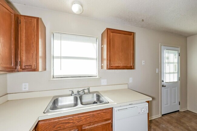 Foto del edificio - 5931 Shadydell Dr