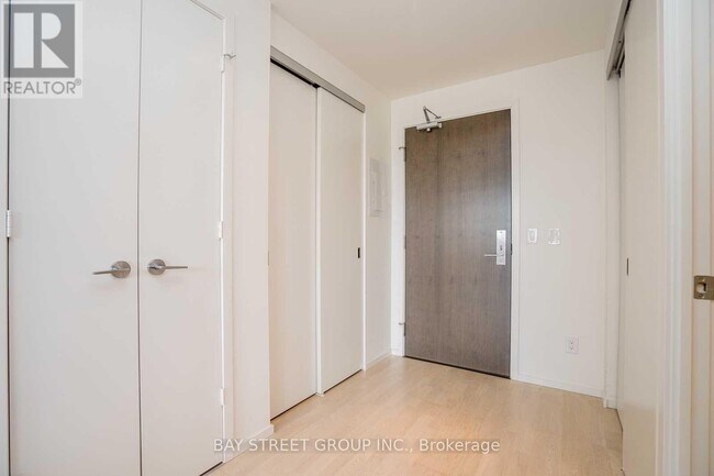 Photo du bâtiment - 101 Charles St E