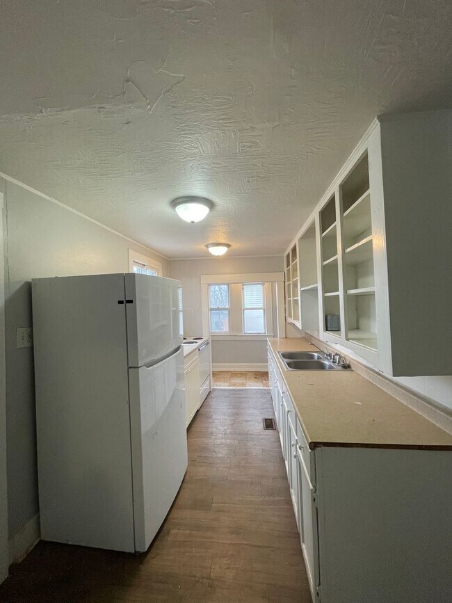 Building Photo - Large 2 bedroom 1 bath available now