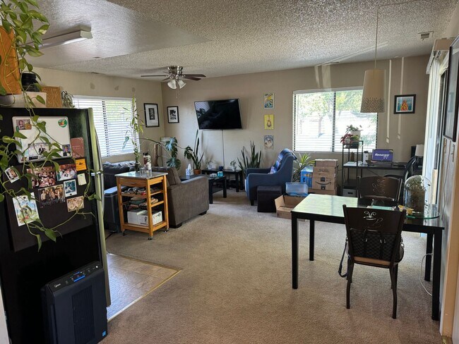 Building Photo - Caliente 4-plex
