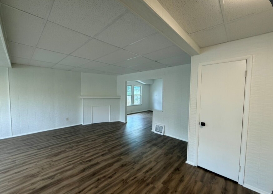 Building Photo - Updated and Ready Soon!