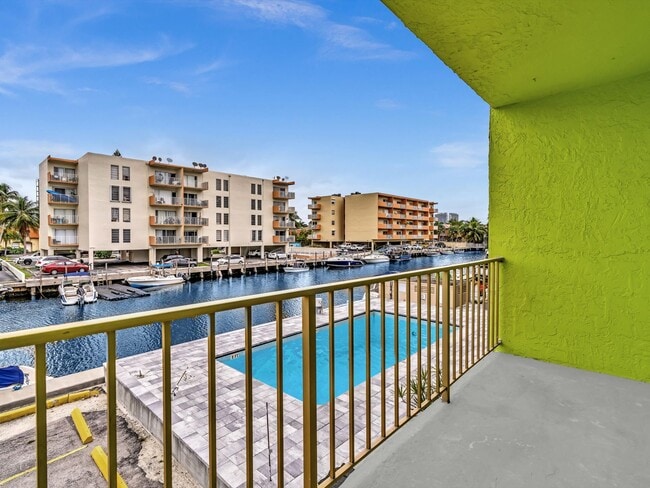 Building Photo - Marina View