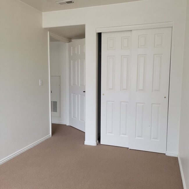 Building Photo - 451 N 7th E