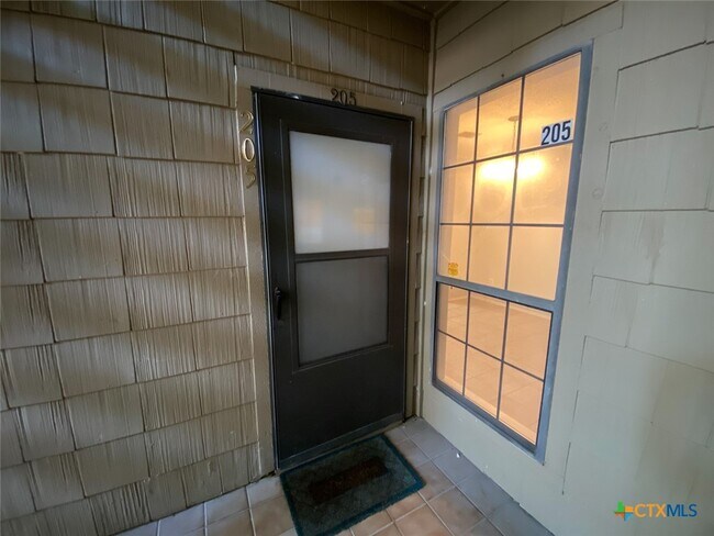 Building Photo - 1202 Thorpe Ln