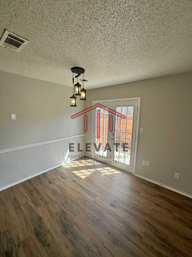 Building Photo - "Charming 2-Bed Townhouse Retreat in North...