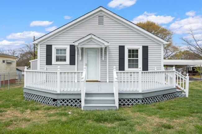 Building Photo - 2 Bedroom 1 Bath Within Walking Distance t...