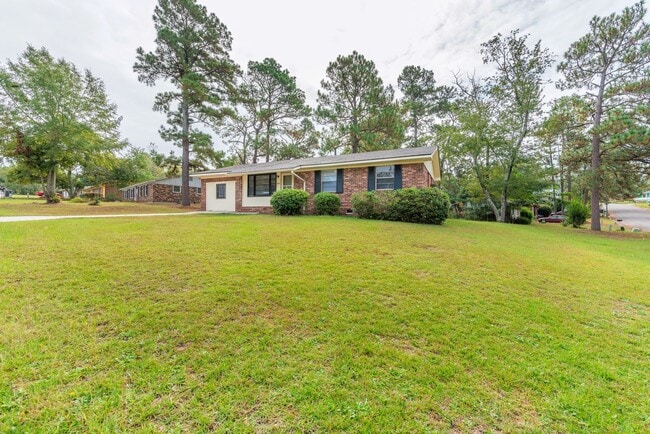 Building Photo - MOVE IN SPECIAL $1150 - 3 bed/1.5 bath hom...