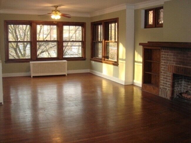 Building Photo - 623 W Buckingham Pl