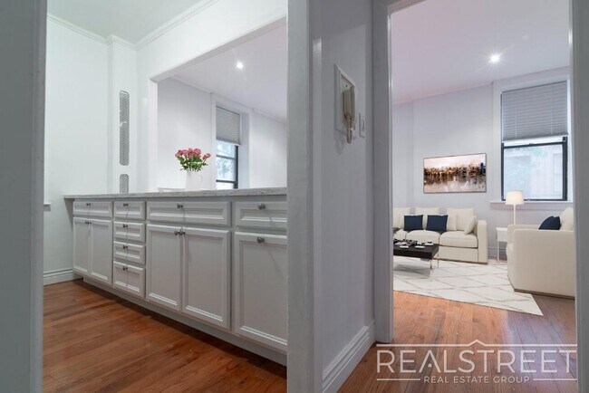 Foto del edificio - 1 Bed In Prime Brooklyn Heights