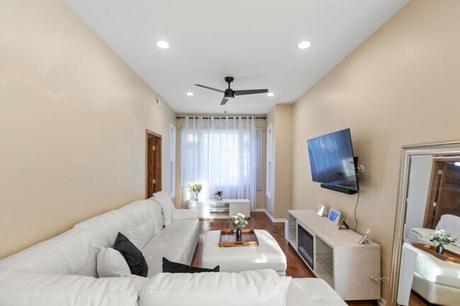 Foto del edificio - 3 bedroom in Chicago IL 60647