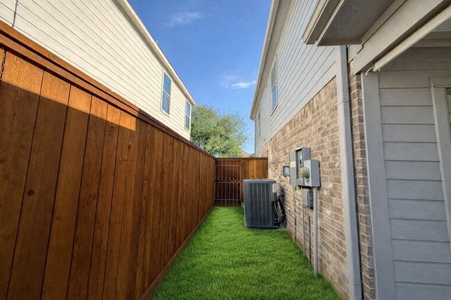 Building Photo - 16015 Youpon Valley Dr