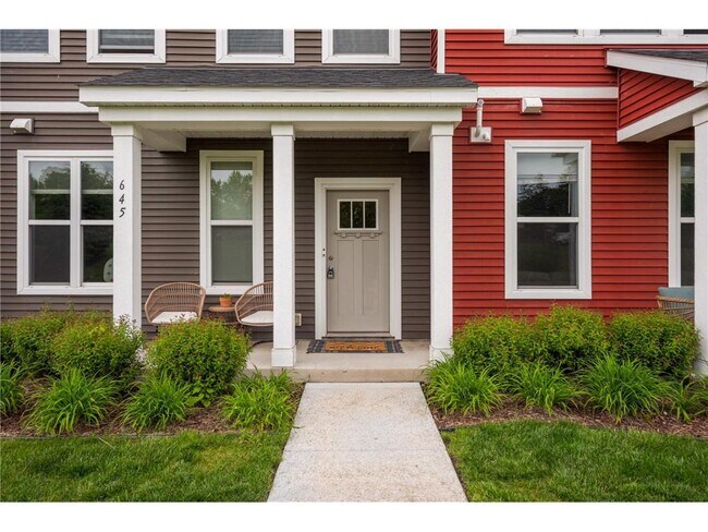 Building Photo - 645 Satori Wy