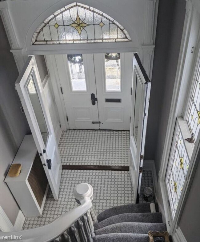 Foto del edificio - 3 br, 1 bath Triplex - 624 Jefferson Avenue 3