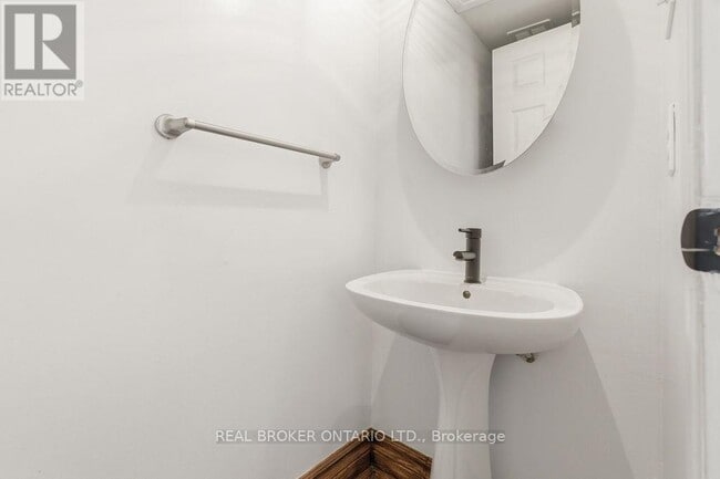 Building Photo - 3205 Uplands Dr