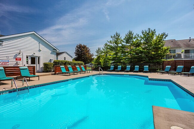 Piscina estilo resort en Alkire Glen en Columbus, Ohio - Alkire Glen