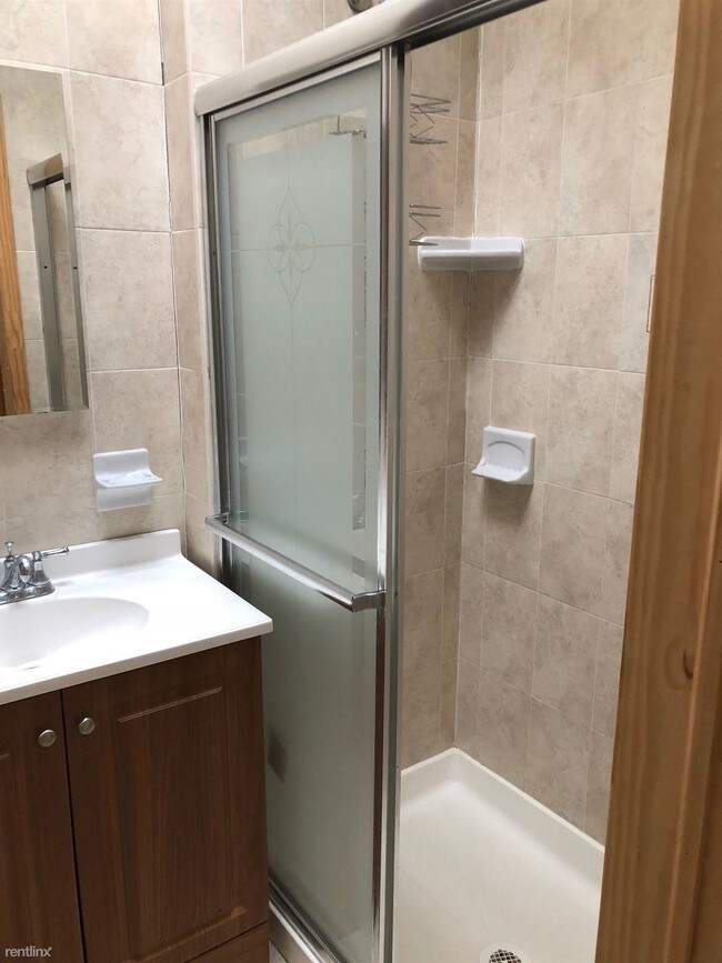 Foto del edificio - 1 br, 1 bath Apartment - 2121 21st Rd