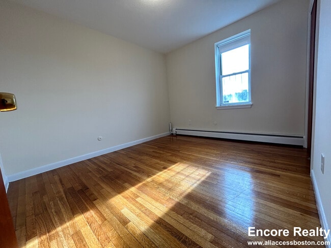 Foto del edificio - 164 North Beacon St