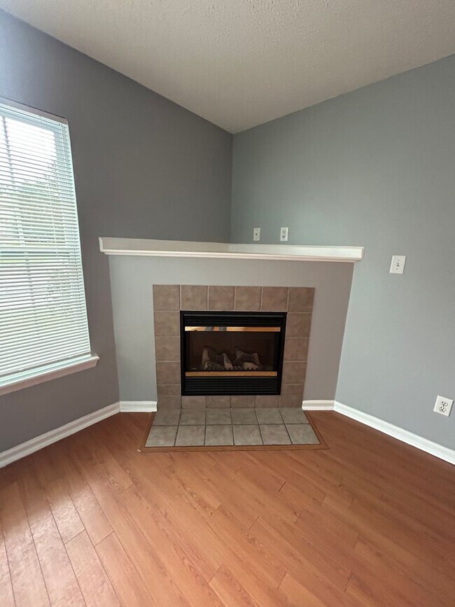 Building Photo - Cozy up in this Townhome!