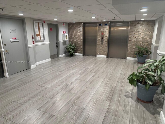 Foto del edificio - 901 Hillcrest Dr