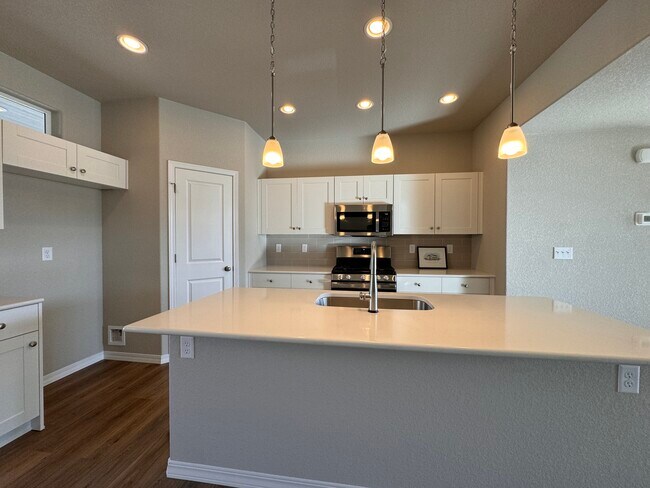 Cocina renovada con armarios de cierre suave. - 7738 Bone Creek Pt