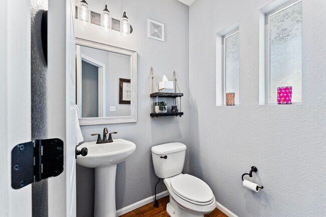 Foto del edificio - STUNNING 4 BEDROOM HOME IN BANNING LEWIS R...